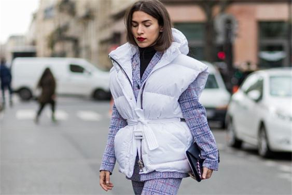 羽絨背心里面配什么衣服 溫暖和風(fēng)度并存 羽絨背心里面配什么衣服 溫暖和風(fēng)度并存