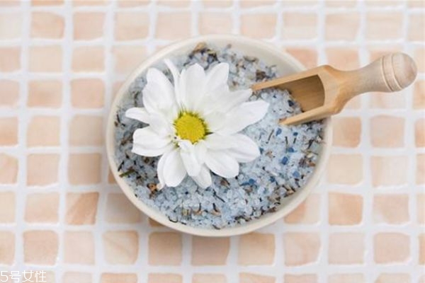 身體磨砂膏和浴鹽哪個更好 浴鹽和磨砂膏的區(qū)別 身體磨砂膏和浴鹽哪個更好 浴鹽和磨砂膏的區(qū)別