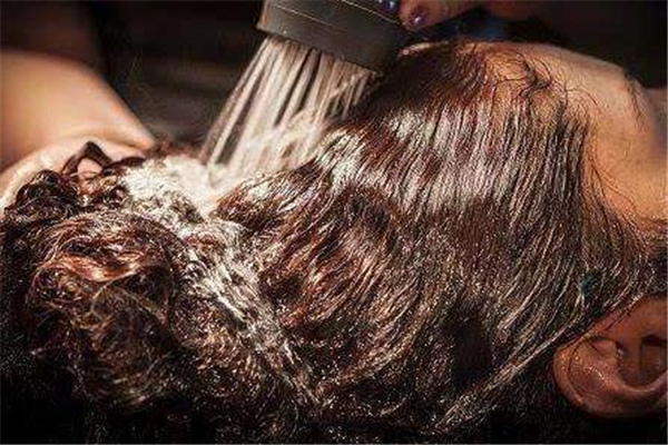 錯誤的頭發(fā)發(fā)護理方法,你中招了嗎 錯誤的頭發(fā)發(fā)護理方法,你中招了嗎