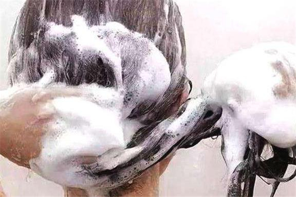 錯誤的頭發(fā)發(fā)護理方法,你中招了嗎 錯誤的頭發(fā)發(fā)護理方法,你中招了嗎