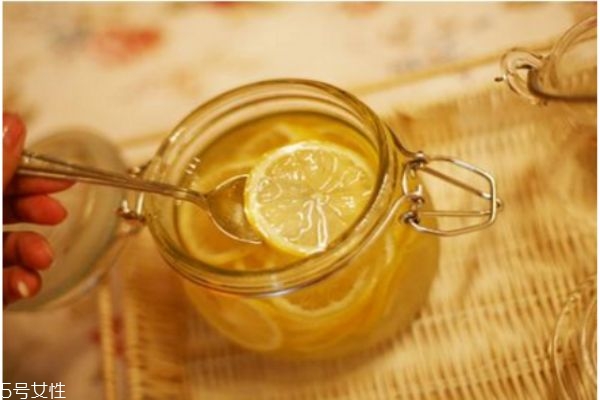 蜂蜜檸檬水有什么作用 蜂蜜檸檬水的飲用注意事項(xiàng) 蜂蜜檸檬水有什么作用 蜂蜜檸檬水的飲用注意事項(xiàng)