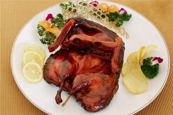 北京烤鴨是從南京傳過(guò)去的嗎 北京烤鴨和南京烤鴨的區(qū)別