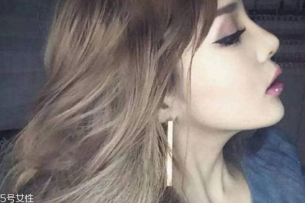 淺棕色頭發(fā)適合什么年齡 淺棕色頭發(fā)適合什么膚色 淺棕色頭發(fā)適合什么年齡 淺棕色頭發(fā)適合什么膚色