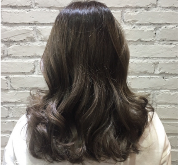 棕灰色頭發(fā)需要漂嗎 棕灰色頭發(fā)圖片 棕灰色頭發(fā)需要漂嗎 棕灰色頭發(fā)圖片