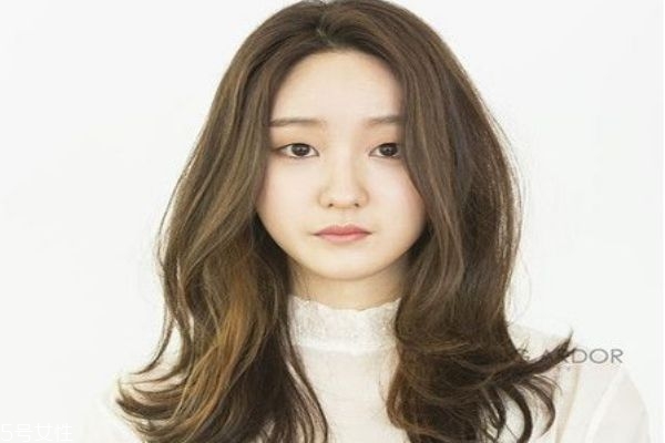 棕色發(fā)色適合什么膚色 深棕色和淺棕色的區(qū)別 棕色發(fā)色適合什么膚色 深棕色和淺棕色的區(qū)別