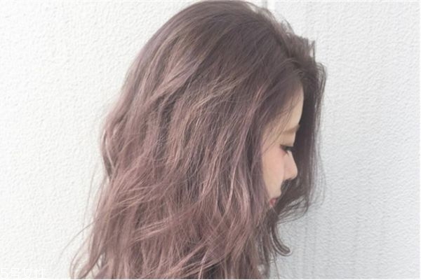 淺棕色頭發(fā)適合什么年齡 淺棕色頭發(fā)適合什么膚色 淺棕色頭發(fā)適合什么年齡 淺棕色頭發(fā)適合什么膚色