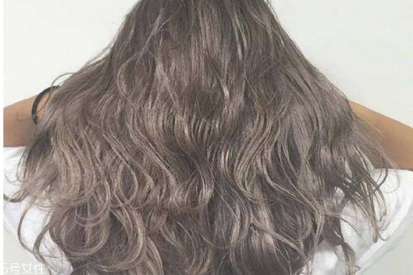 棕灰色是什么顏色 棕灰色頭發(fā)怎么染 棕灰色是什么顏色 棕灰色頭發(fā)怎么染
