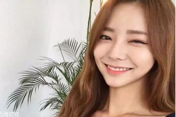 棕色發(fā)色適合什么膚色 深棕色和淺棕色的區(qū)別 棕色發(fā)色適合什么膚色 深棕色和淺棕色的區(qū)別