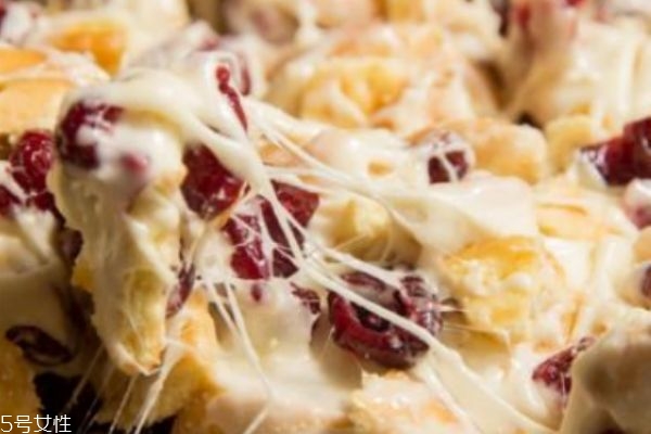 雪花酥和牛軋?zhí)堑膮^(qū)別 升級版牛軋?zhí)? alt=