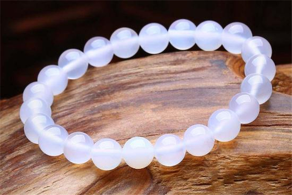 白瑪瑙會(huì)越戴越窮嗎 沒(méi)有科學(xué)根據(jù)