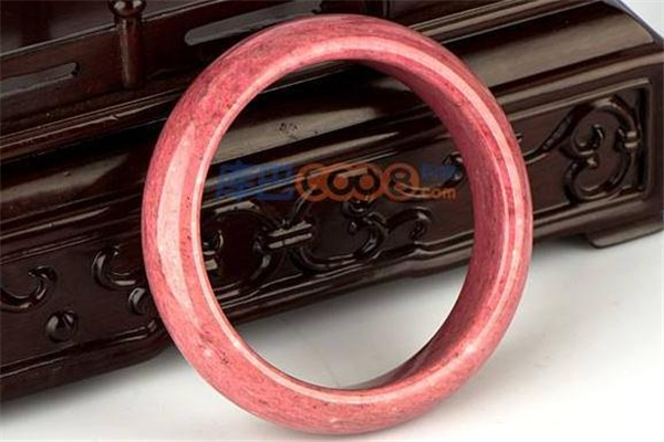 桃花玉手鐲價(jià)格 并不算很貴 桃花玉手鐲價(jià)格 并不算很貴