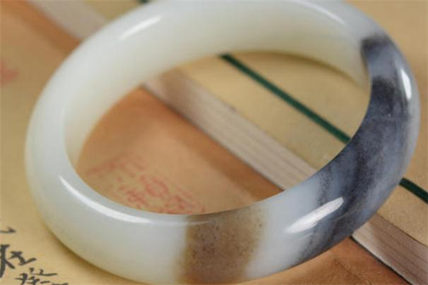 青花玉手鐲價(jià)格 和品質(zhì)有關(guān) 青花玉手鐲價(jià)格 和品質(zhì)有關(guān)