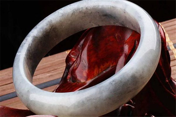 青花玉手鐲價(jià)格 和品質(zhì)有關(guān) 青花玉手鐲價(jià)格 和品質(zhì)有關(guān)