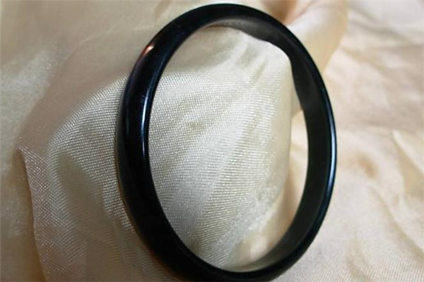 墨玉手鐲戴哪個(gè)手 左手更適合 墨玉手鐲戴哪個(gè)手 左手更適合