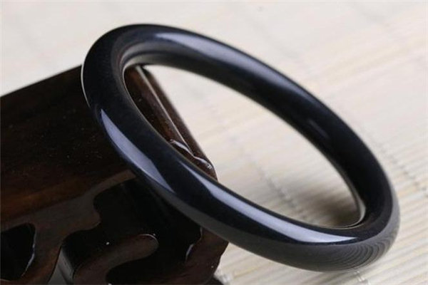 墨玉手鐲戴哪個(gè)手 左手更適合 墨玉手鐲戴哪個(gè)手 左手更適合