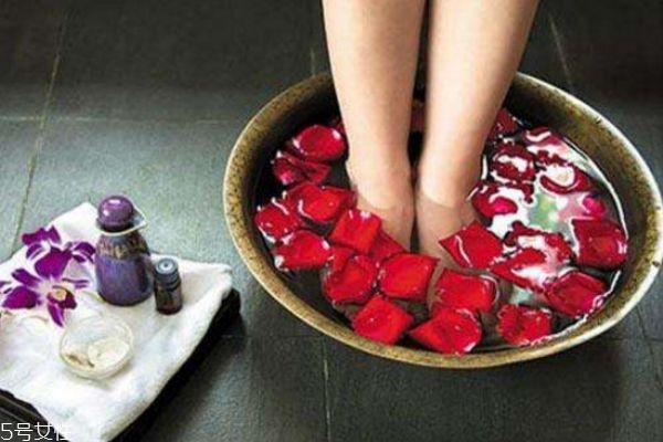 泡腳每天應(yīng)該泡多久 如何正確泡腳 泡腳每天應(yīng)該泡多久 如何正確泡腳