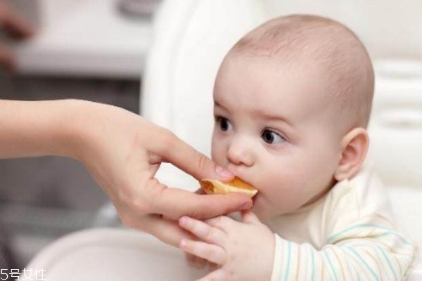 寶寶小肚子鼓鼓的是怎么回事 寶寶肚子總是鼓鼓的 寶寶小肚子鼓鼓的是怎么回事 寶寶肚子總是鼓鼓的