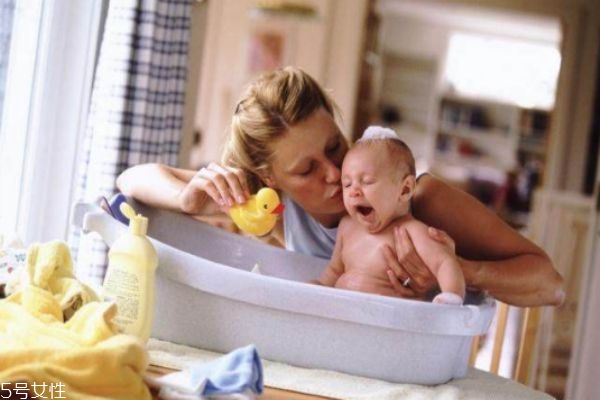 冬天洗澡水溫度一般多少度 冬天洗澡時(shí)五不要 冬天洗澡水溫度一般多少度 冬天洗澡時(shí)五不要