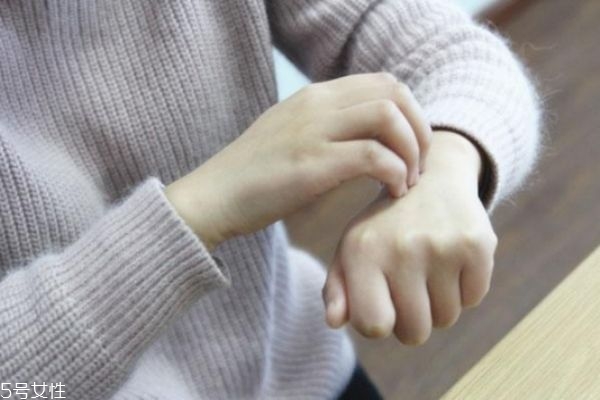 一到冬天皮膚就發(fā)癢是皮膚病嗎 可能和這有關(guān) 一到冬天皮膚就發(fā)癢是皮膚病嗎 可能和這有關(guān)