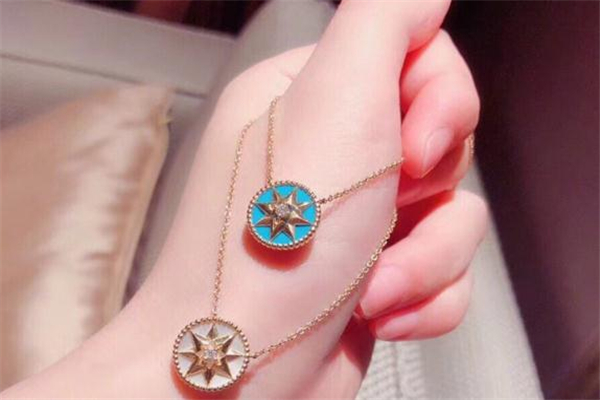 迪奧八芒星項(xiàng)鏈寓意 愛的幸運(yùn)符 迪奧八芒星項(xiàng)鏈寓意 愛的幸運(yùn)符