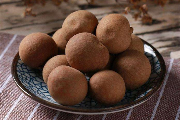 桂圓泡水喝去皮嗎 看功效需求 桂圓泡水喝去皮嗎 看功效需求