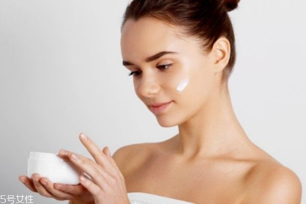 干性皮膚用什么護(hù)膚品 補(bǔ)水口碑最好的護(hù)膚品推薦 干性皮膚用什么護(hù)膚品 補(bǔ)水口碑最好的護(hù)膚品推薦