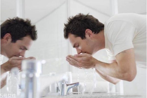 男士護(hù)膚步驟的先后順序 男士護(hù)膚的正確步驟 男士護(hù)膚步驟的先后順序 男士護(hù)膚的正確步驟