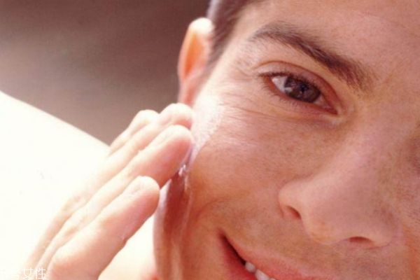 男士護(hù)膚步驟的先后順序 男士護(hù)膚的正確步驟 男士護(hù)膚步驟的先后順序 男士護(hù)膚的正確步驟