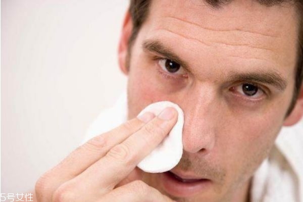 男士護(hù)膚步驟的先后順序 男士護(hù)膚的正確步驟 男士護(hù)膚步驟的先后順序 男士護(hù)膚的正確步驟