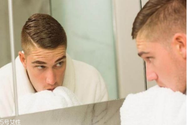 男士護(hù)膚步驟的先后順序 男士護(hù)膚的正確步驟 男士護(hù)膚步驟的先后順序 男士護(hù)膚的正確步驟