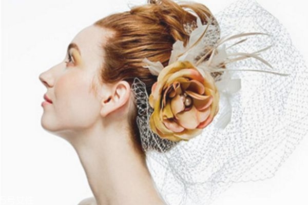 很年輕為什么就有頸紋 頸紋是這樣長(zhǎng)出來(lái)的 很年輕為什么就有頸紋 頸紋是這樣長(zhǎng)出來(lái)的