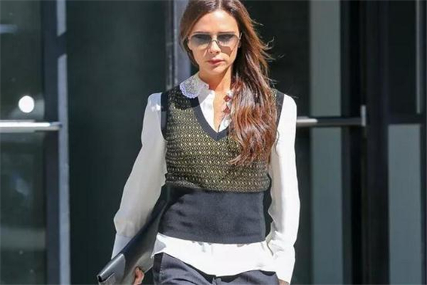 針織背心搭配什么衣服 解決早春穿衣尷尬 針織背心搭配什么衣服 解決早春穿衣尷尬