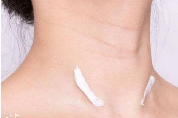 很年輕為什么就有頸紋 頸紋是這樣長(zhǎng)出來(lái)的 很年輕為什么就有頸紋 頸紋是這樣長(zhǎng)出來(lái)的