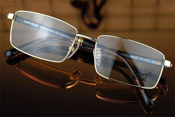 萬寶龍眼鏡真假鑒定 細(xì)節(jié)辨真?zhèn)? alt=