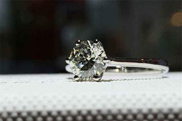 70分鉆戒的寓意 愛妻子的象征 70分鉆戒的寓意 愛妻子的象征