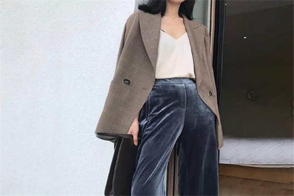 絲絨褲子怎么搭配 春季必備單品 絲絨褲子怎么搭配 春季必備單品