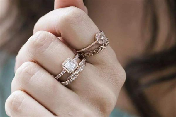 戒指疊戴會有磨損嗎 疊戴須謹慎 戒指疊戴會有磨損嗎 疊戴須謹慎