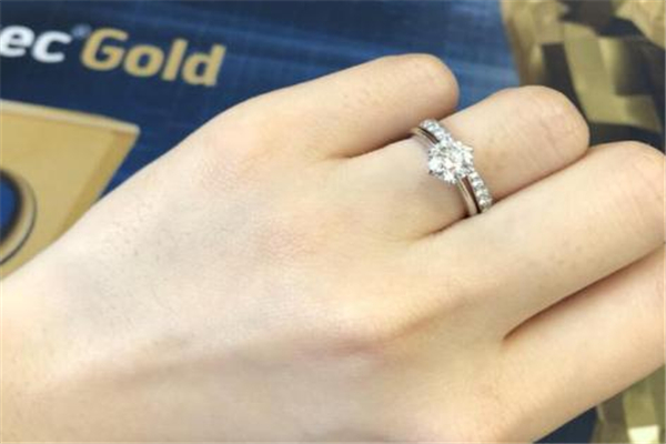 戒指疊戴會有磨損嗎 疊戴須謹慎 戒指疊戴會有磨損嗎 疊戴須謹慎