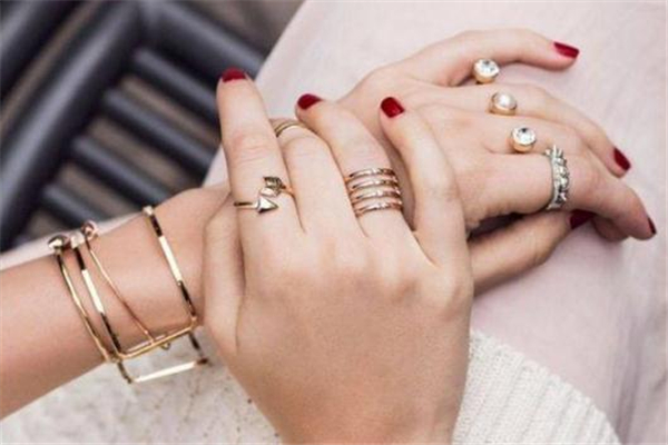 戒指疊戴顏色要一樣嗎 也可以混搭 戒指疊戴顏色要一樣嗎 也可以混搭