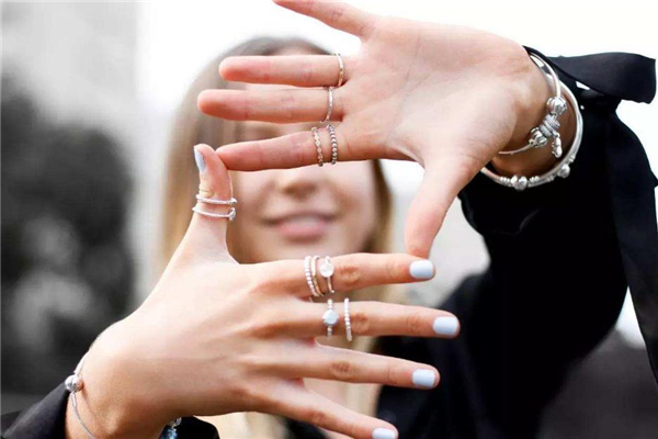 戒指疊戴顏色要一樣嗎 也可以混搭 戒指疊戴顏色要一樣嗎 也可以混搭