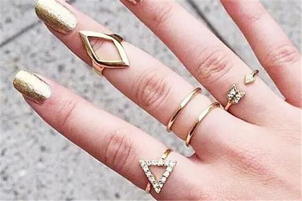 戒指疊戴顏色要一樣嗎 也可以混搭 戒指疊戴顏色要一樣嗎 也可以混搭