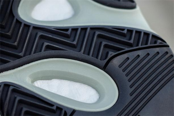 yeezy 700 salt海鹽開箱測評 上腳非常棒 yeezy 700 salt海鹽開箱測評 上腳非常棒