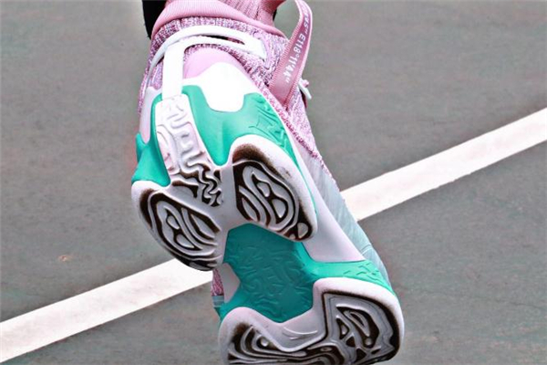 安踏ufo2代異形實戰(zhàn)測評 國產球鞋良心之作