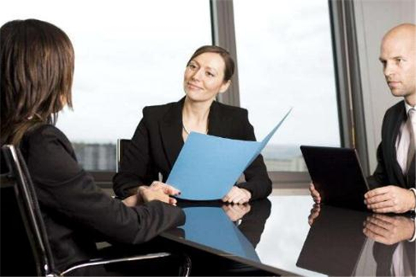 畢業(yè)生面試穿什么衣服 深色系更合適 畢業(yè)生面試穿什么衣服 深色系更合適