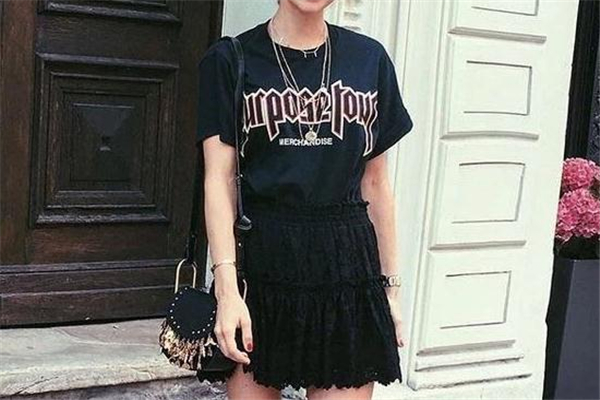 黑色t恤適合什么人穿 萬能百搭款