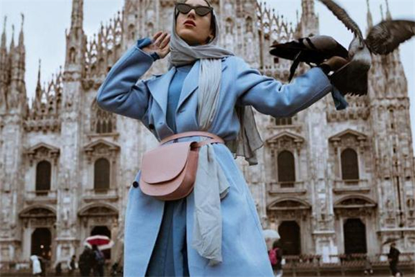 風(fēng)衣配什么裙子好看 內(nèi)搭決定氣質(zhì)