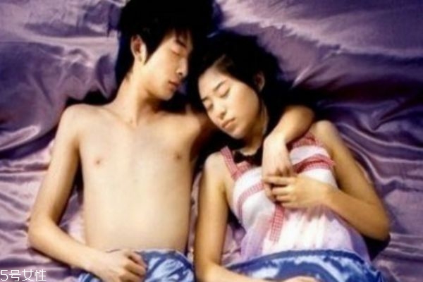 情侶睡姿揭秘心理親密度 情侶睡姿揭秘心理親密度