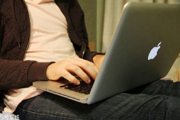 男性玩筆記本電腦的時(shí)候千萬別放腿上 男性玩筆記本電腦的時(shí)候千萬別放腿上