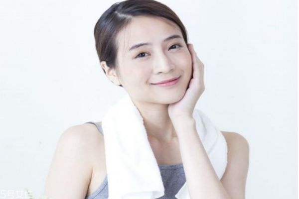 白醋跟洗面奶哪個(gè)先用 白醋和洗面奶使用順序 白醋跟洗面奶哪個(gè)先用 白醋和洗面奶使用順序