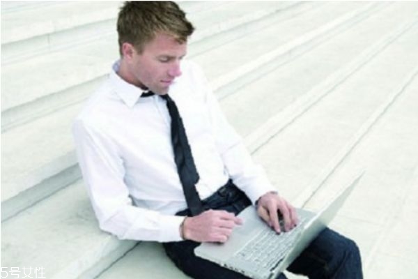 男性玩筆記本電腦的時(shí)候千萬別放腿上 男性玩筆記本電腦的時(shí)候千萬別放腿上